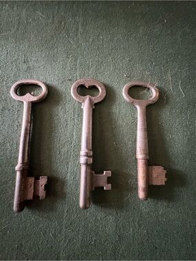 Vintage Set of Silver Skeleton Keys